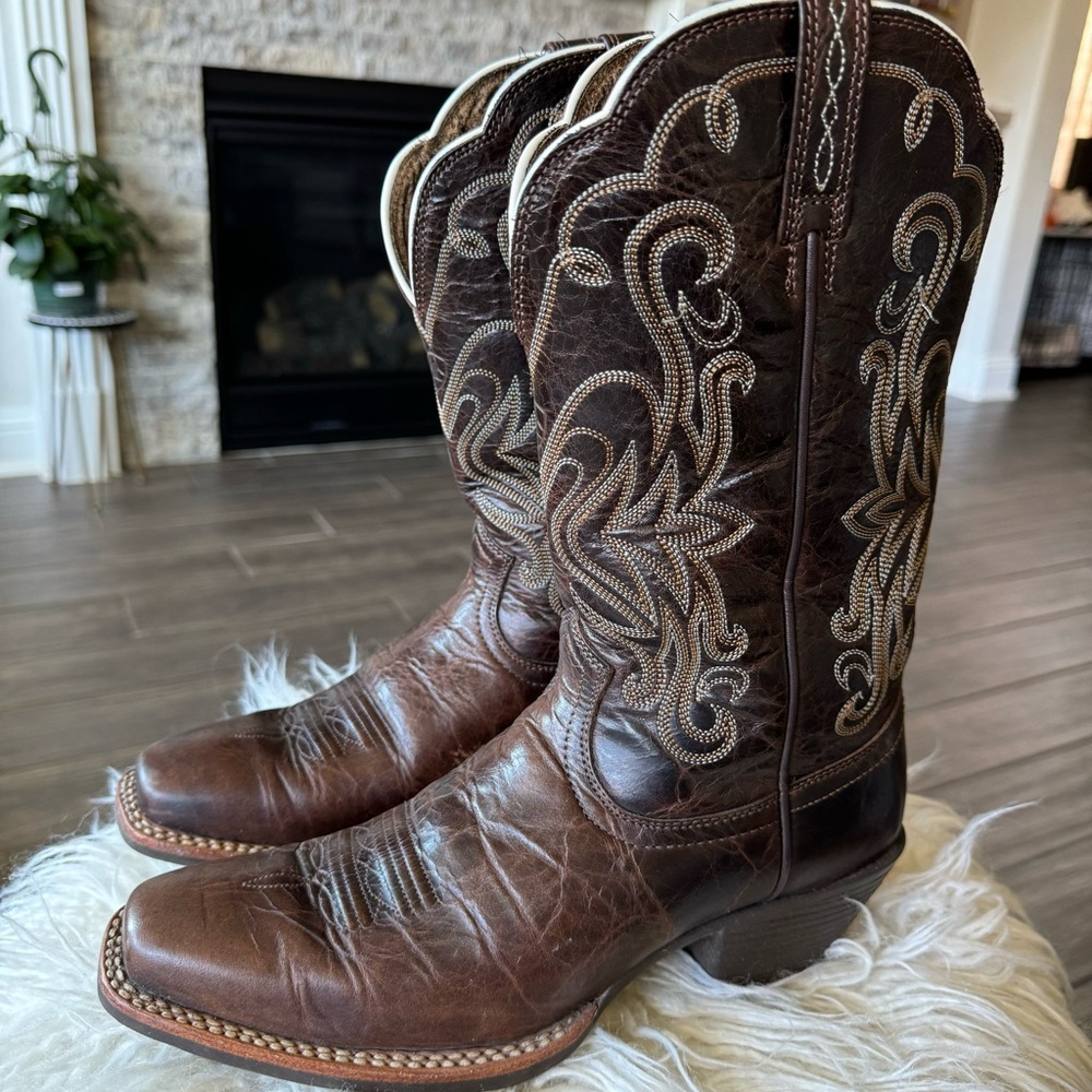 Women’s Ariat Cowboy Boots, size 7.5B, Chocolate Brown, excellent condition